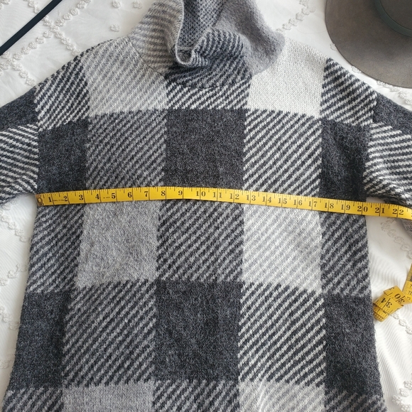 DKNY Oversized Knit Cowl Turtle Neck Long Sleeve Sweater in Grey Plaid Pattern - Picture 8 of 13